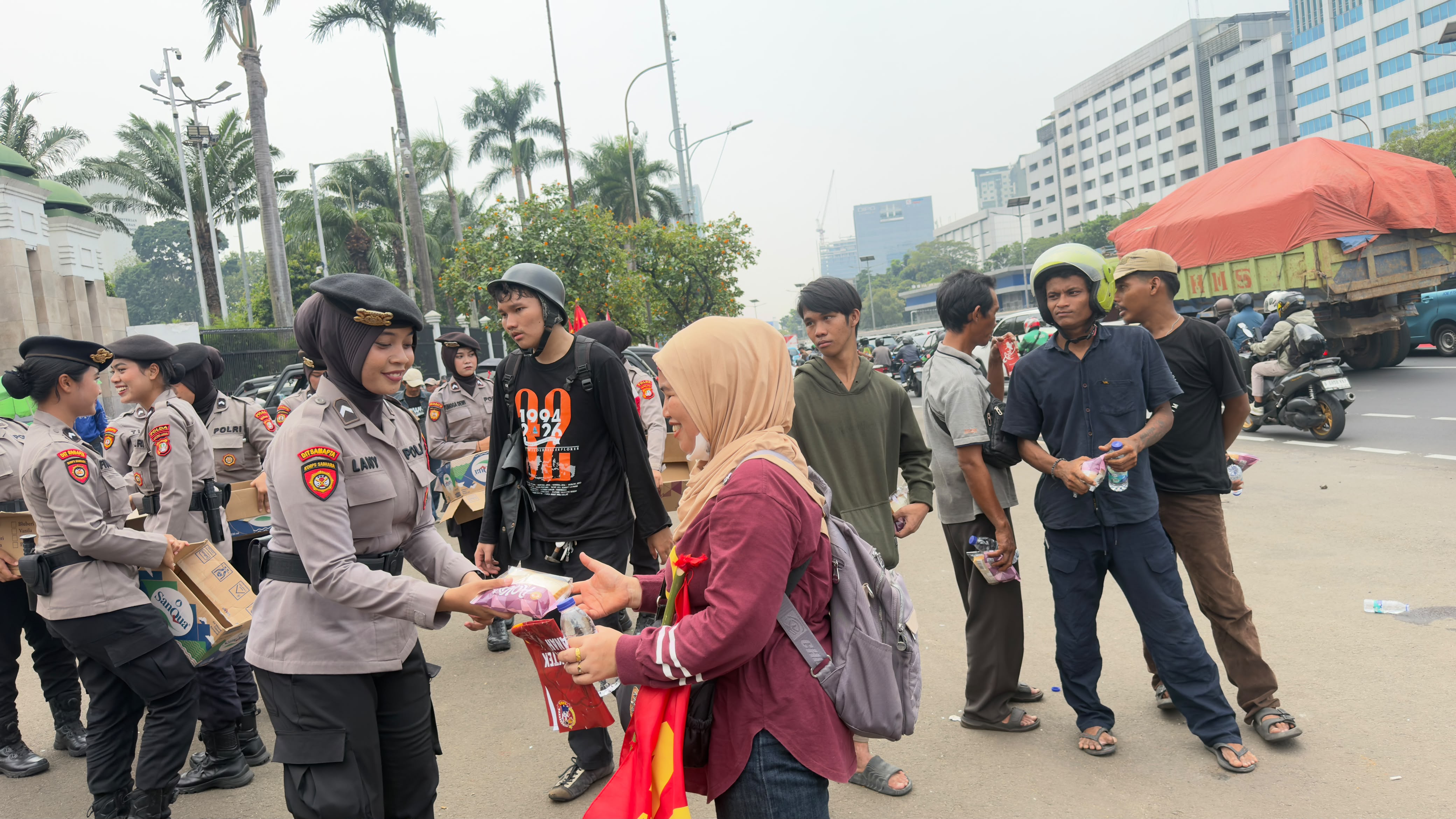 Di Tengah Aksi Unjuk Rasa, Polri Hadir dengan Sentuhan Humanis Di Depan Gedung DPR RI