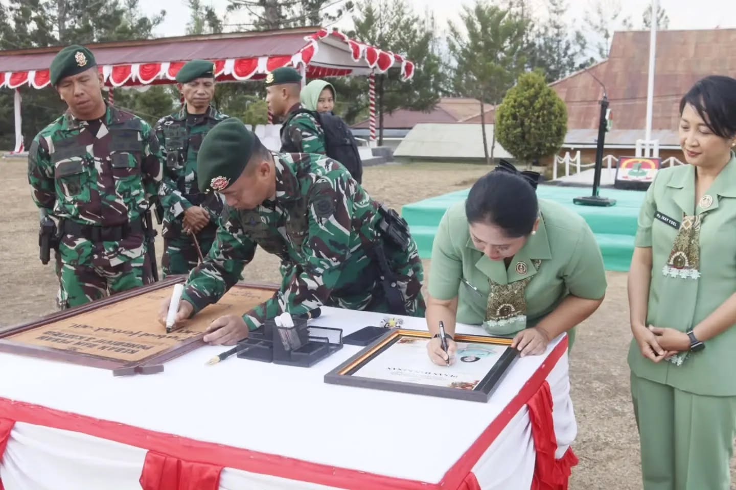 Pangdivif 3 Kostrad Pimpin Tradisi Penerimaan dan Pembaretan Prajurit Yonif 756/WMS di Wamena