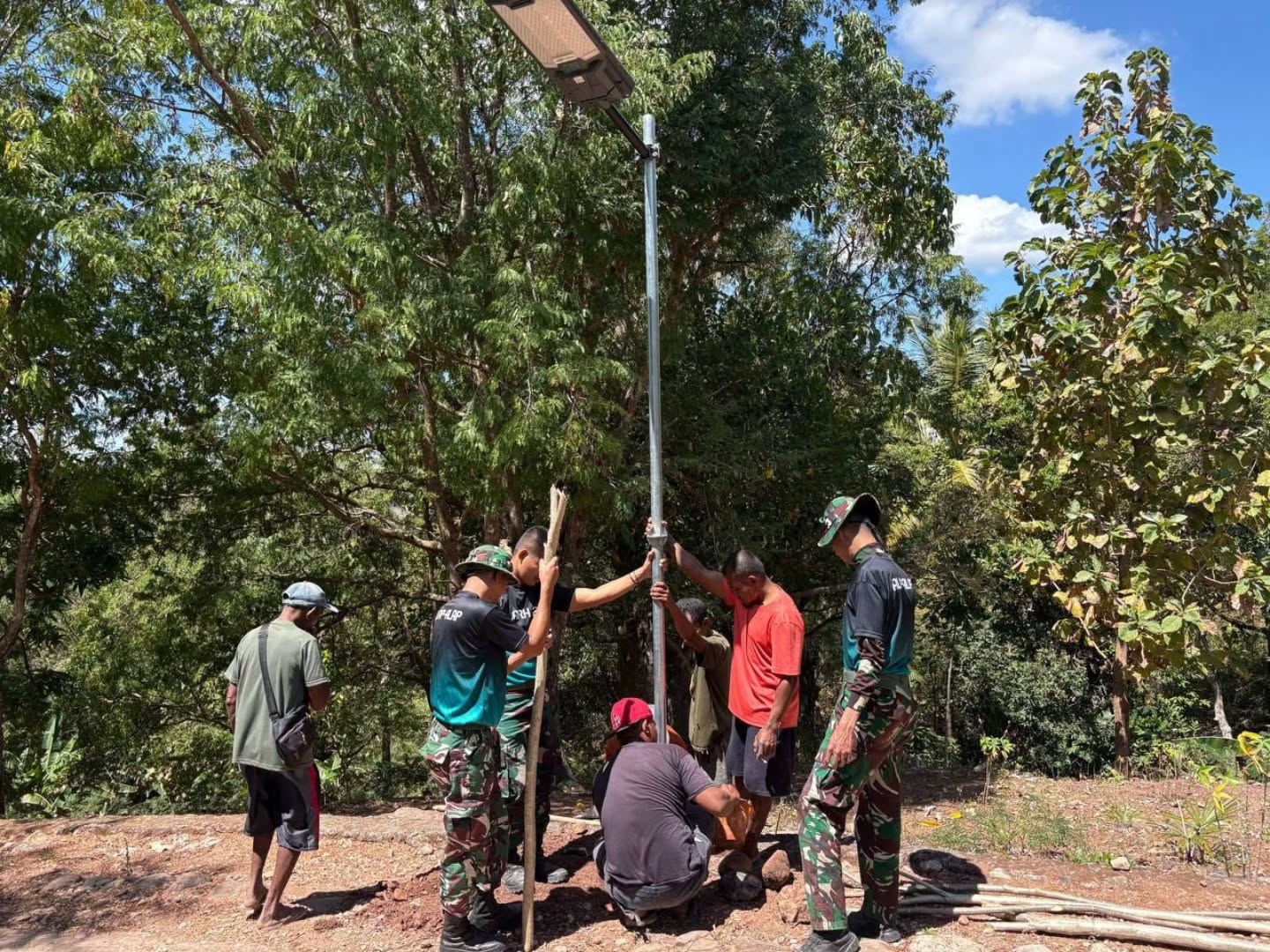 Atasi Minim Penerangan, Satgas Yonarhanud 2 Kostrad Pasang Lampu Solarcell di Akses Warga