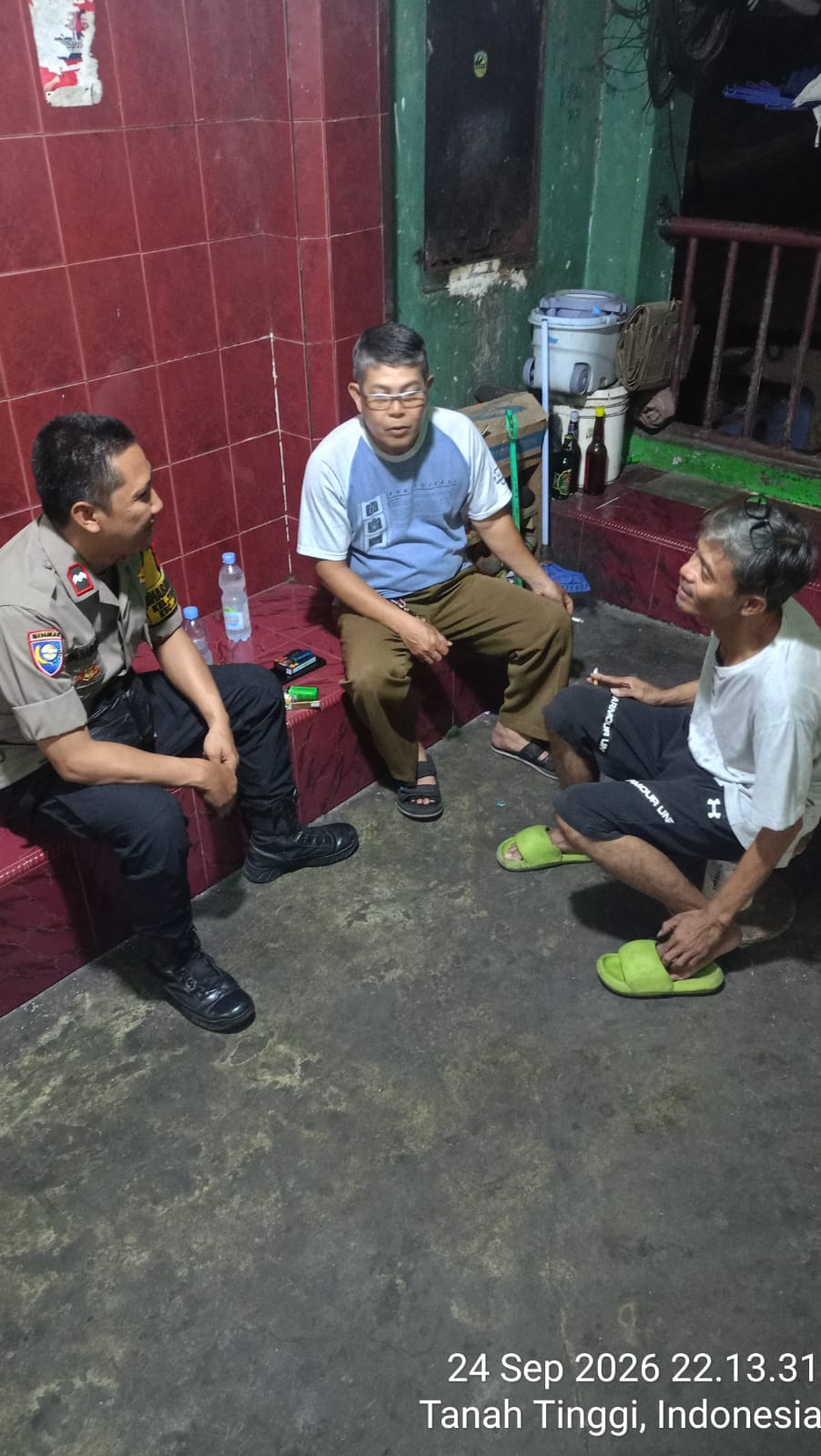 Perkuat Keamanan Lingkungan, Bhabinkamtibmas Johar Baru Sambangi Satkamling Rusun Tanah Tinggi