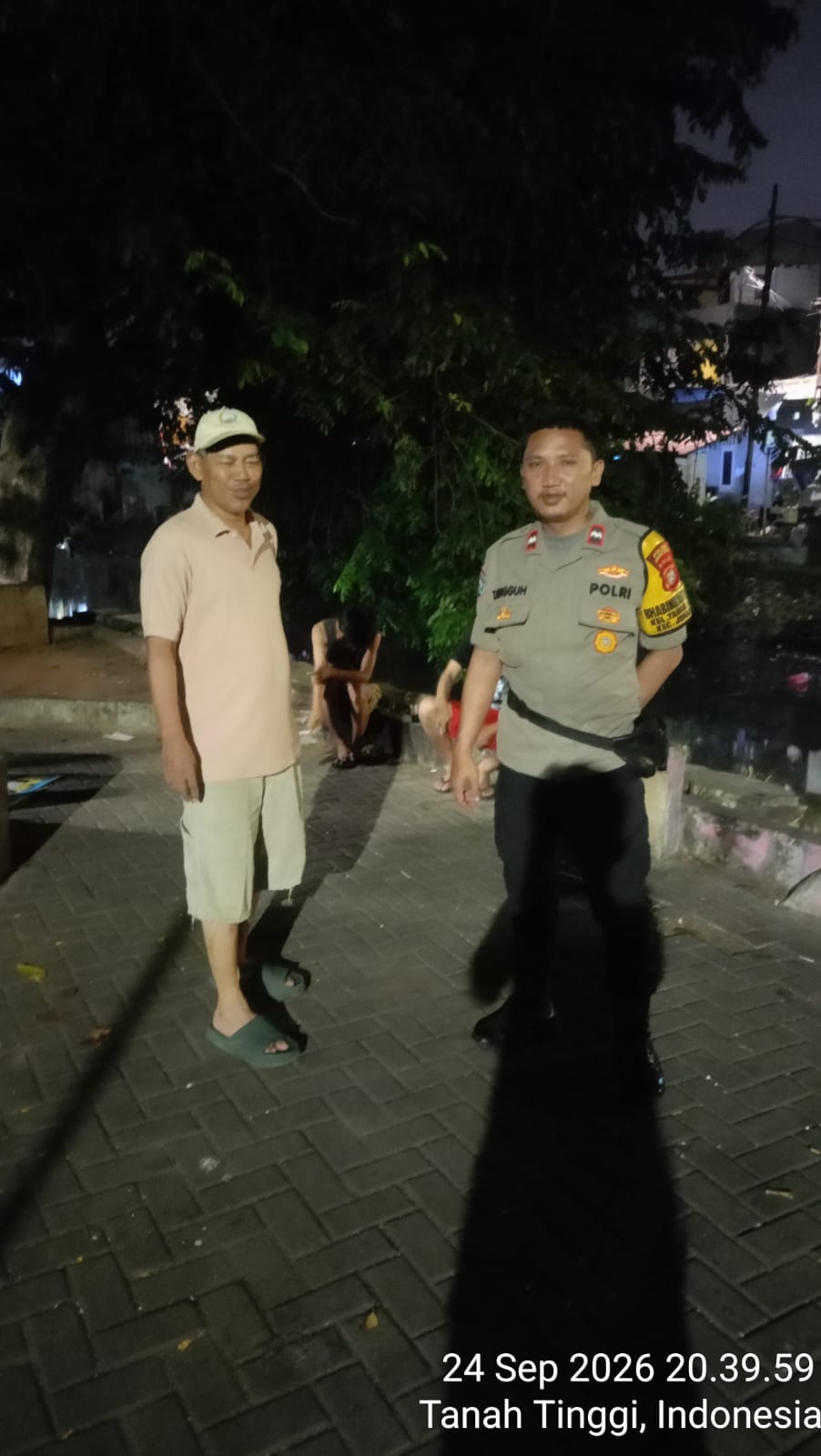 Bangun Sinergi Warga, Bhabinkamtibmas Sambangi Satkamling Kota Paris Tanah Tinggi