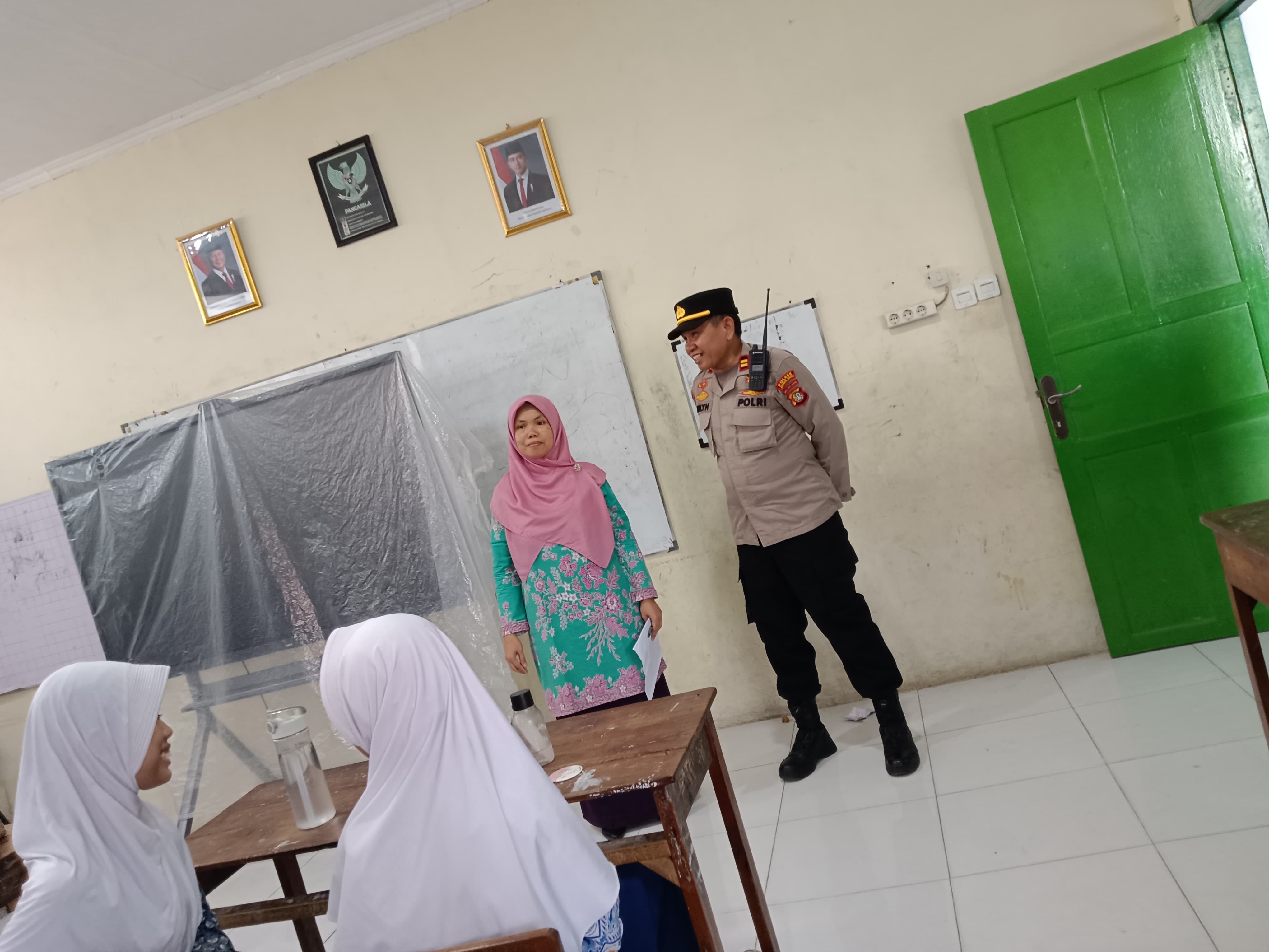 Sambangi Sekolah Zona Merah, Polsek Johar Baru Imbau Pelajar Tak Terprovokasi Aksi Demo