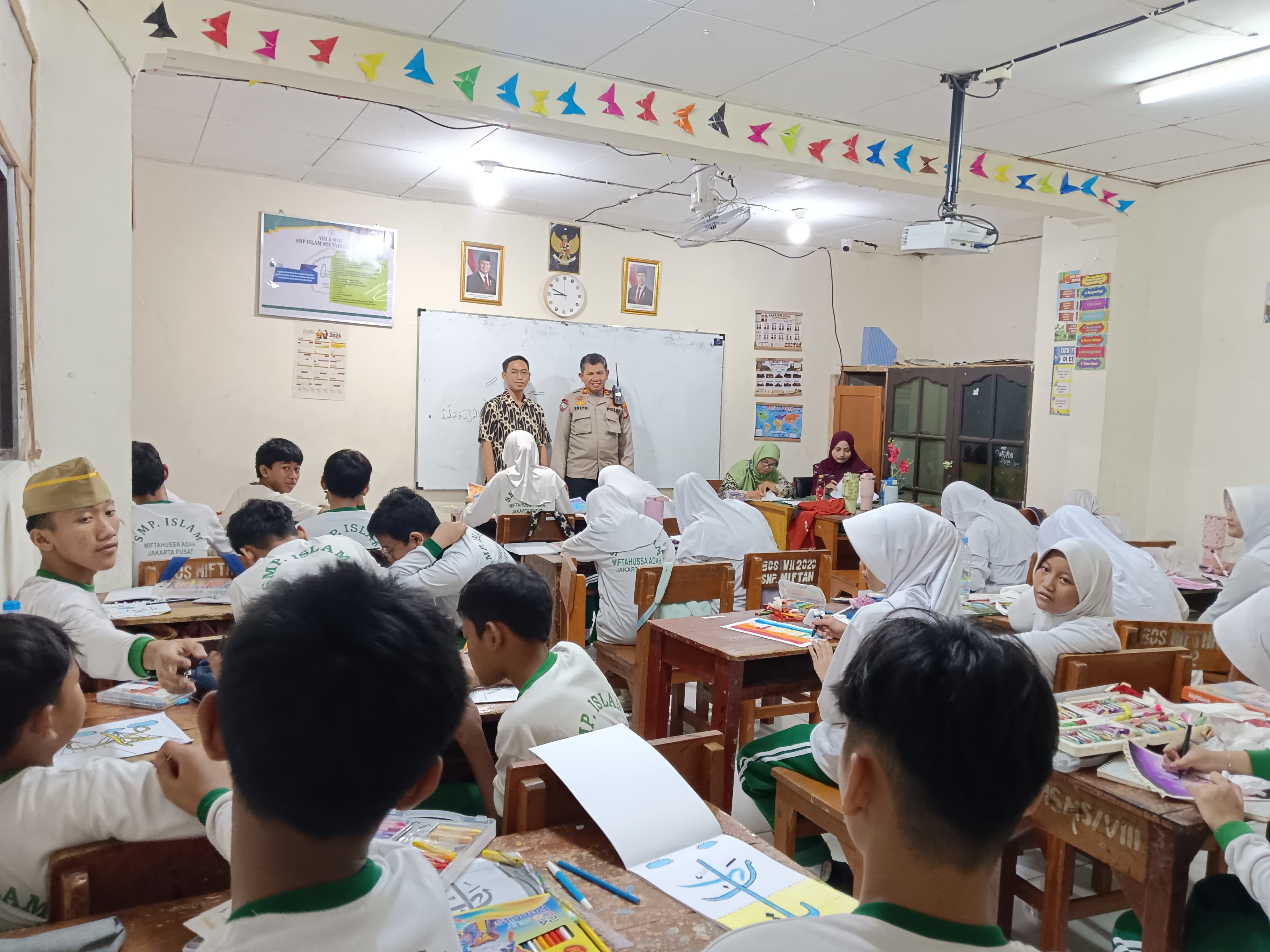 Monitoring Sekolah Zona Merah, Polsek Johar Baru Ingatkan Pelajar Jauhi Narkoba dan Tawuran