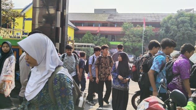 Jaga Keamanan Sekolah, Polisi Pantau Bubaran Siswa di Wilayah Cempaka Putih