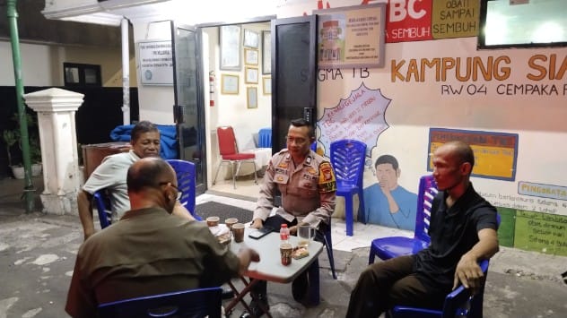 Sambang Dialogis, Bhabinkamtibmas Cempaka Putih Timur Perkuat Koordinasi dengan Pengurus RW
