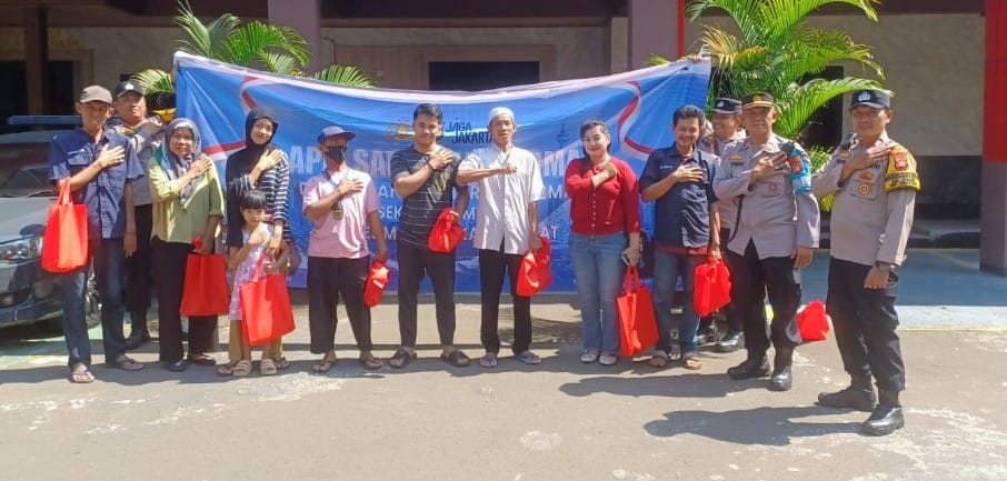 Jumat Berkah, Polsek Metro Menteng Salurkan 40 Paket Sembako Untuk Warga dan Satkamling