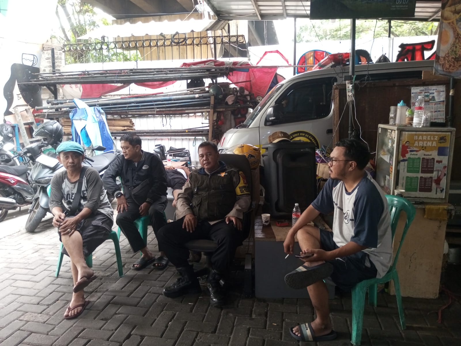 Bhabinkamtibmas Karang Anyar Sambangi Warga, Cegah Gangguan Kamtibmas