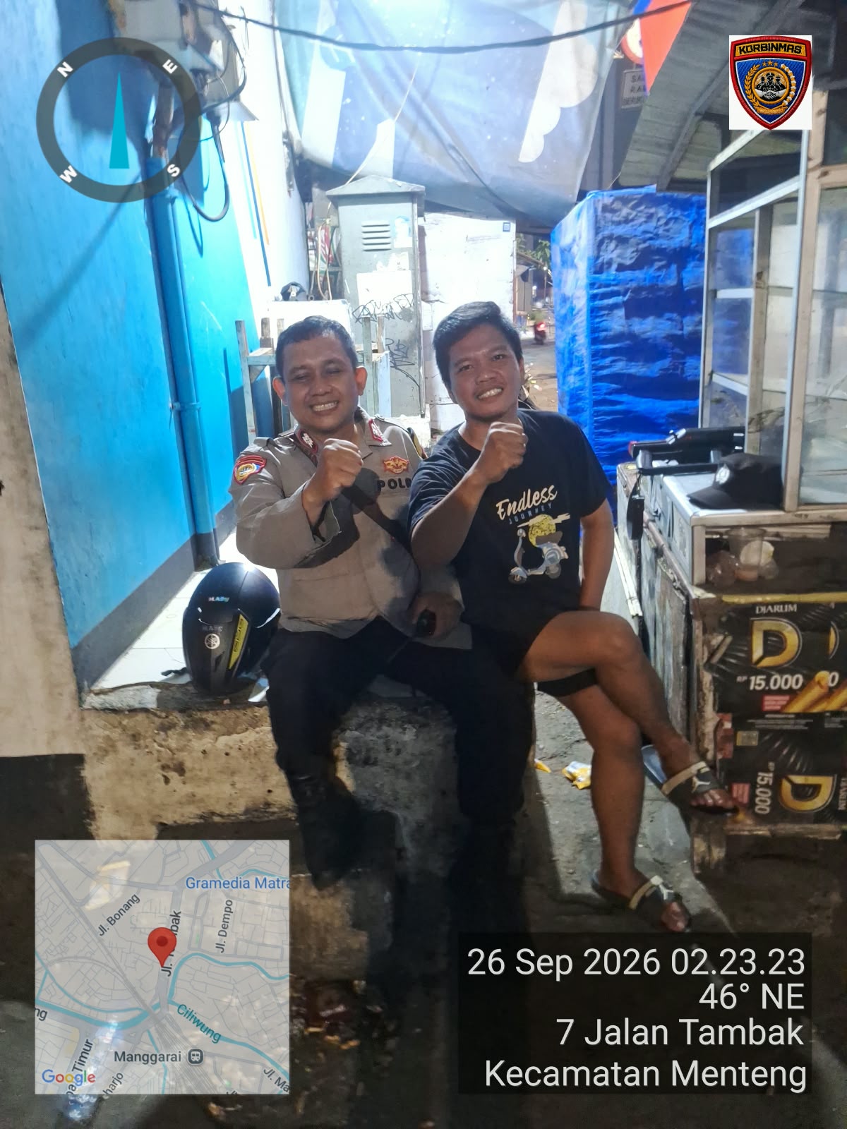 Menjelang Pagi, Bhabinkamtibmas Sambang Satkamling Pantau Aktivitas Warga di Tambak