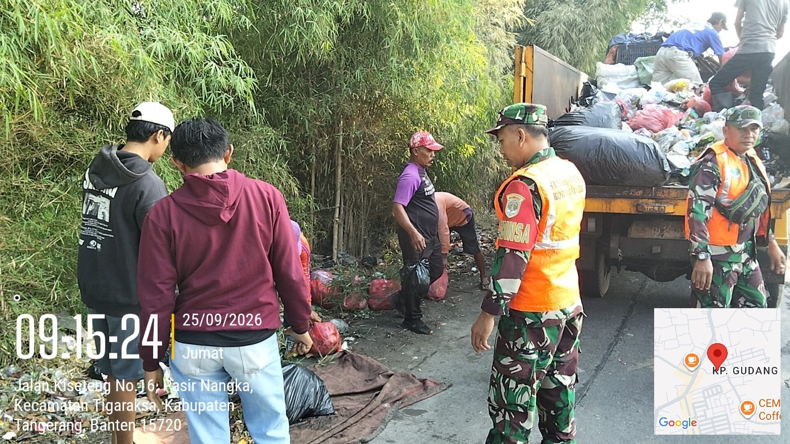 Koramil Tigaraksa, DLHK, dan Warga Bersinergi Atasi Sampah di Kampung Gudang
