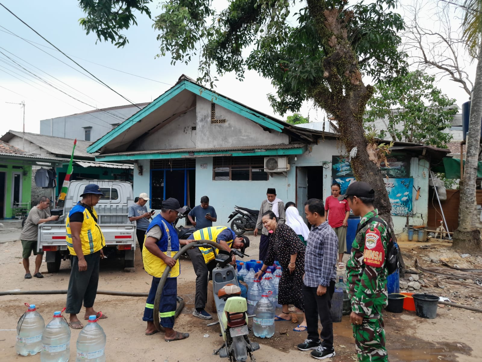 Serda Suyoto Monitoring Penyaluran 8.000 Liter Air Bersih dari Satgas Bencana Kekeringan Kementerian PU