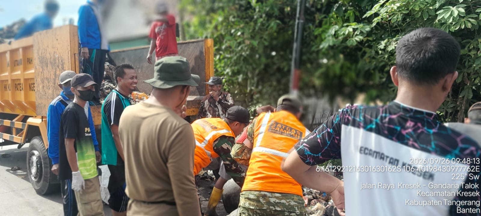 Tingkatkan Kepedulian Warga Terhadap Kebersihan Lingkungan, Satgas Sampah Kodim 0510/Tigaraksa Ajak Warga Bersihkan Tumpukan Sampah di Desa Talok