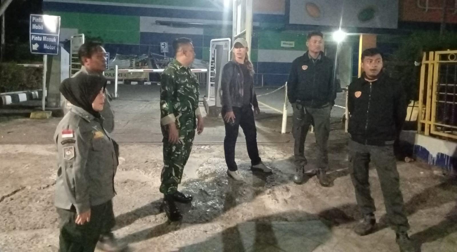 Jaga Kondusivitas Wilayah, Koramil 01/Jatinegara Bersama Komduk Gelar Patroli/Siskamling
