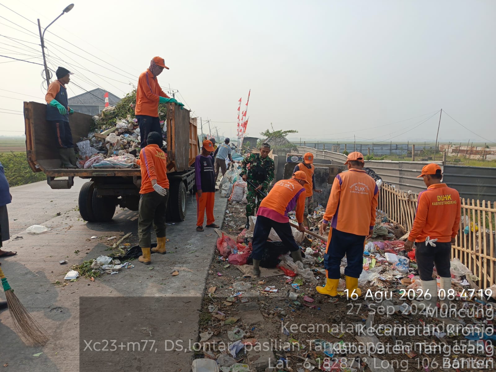 Satgas Sampah Kodim 0510/Tigaraksa Bersama Warga Bersihkan Tumpukan Sampah di Desa Pasilian