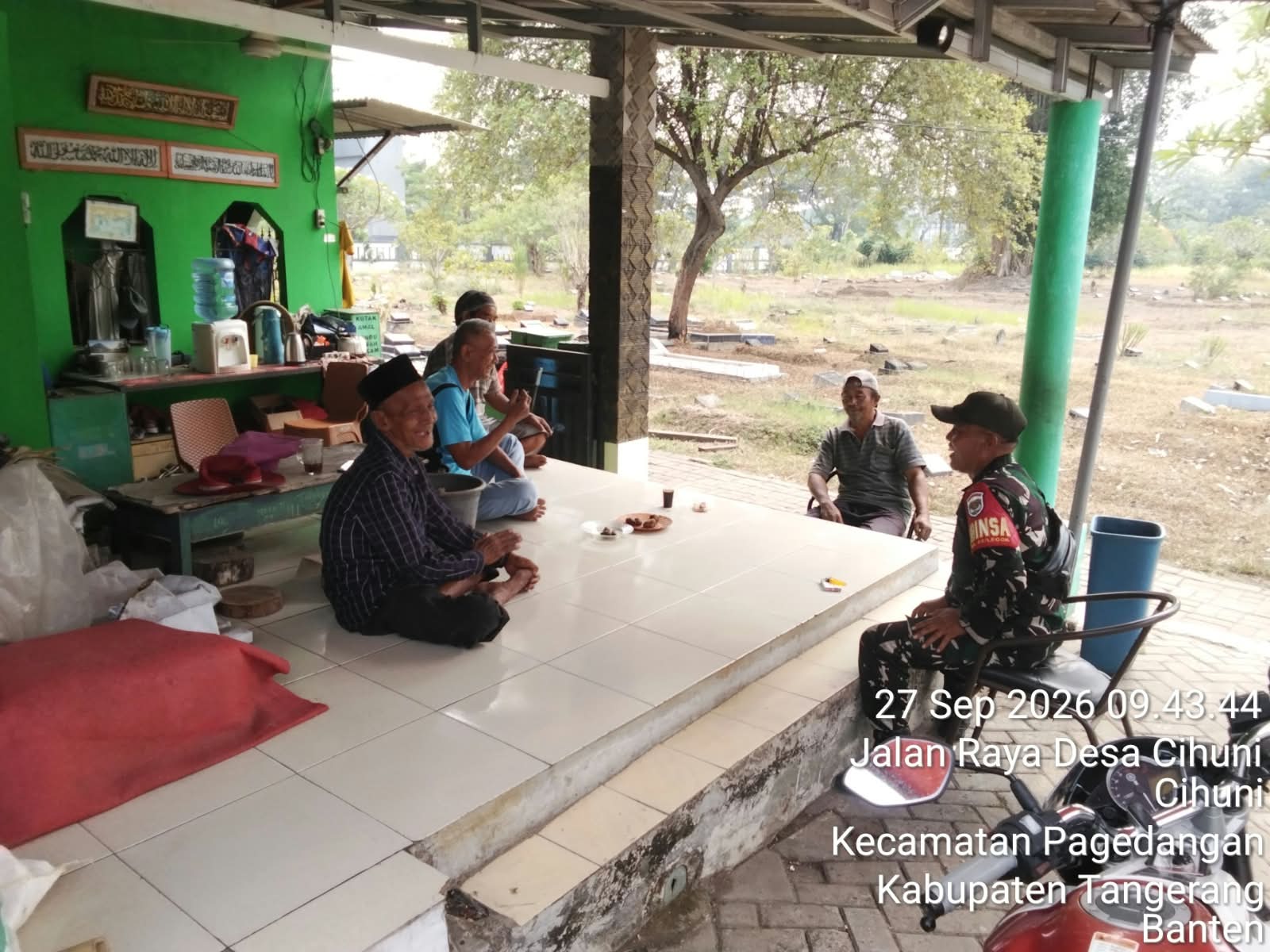 Pererat Kemanunggalan TNI dengan Rakyat, Serka Teguh Komsos Bersama Warga Desa Cihuni