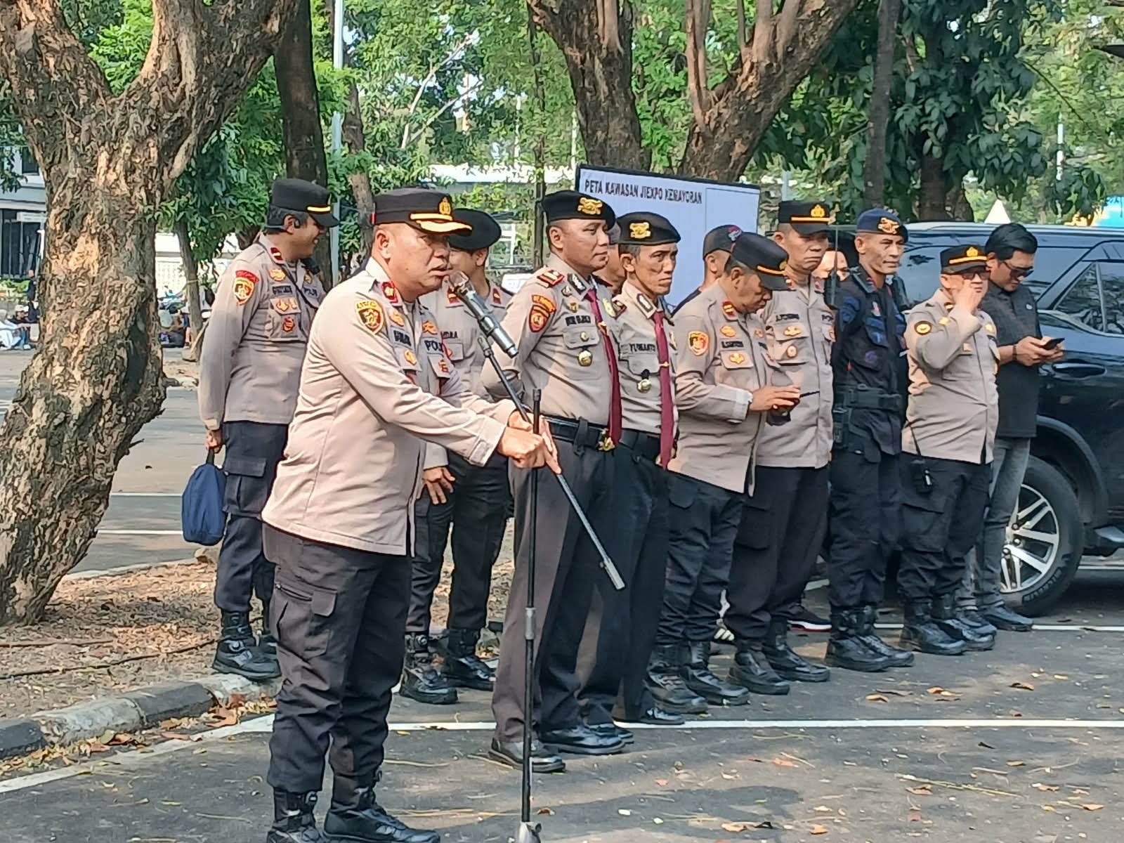 Personel Polsek Senen Turut Serta Amankan Konser Pesta Pora di JIExpo Kemayoran