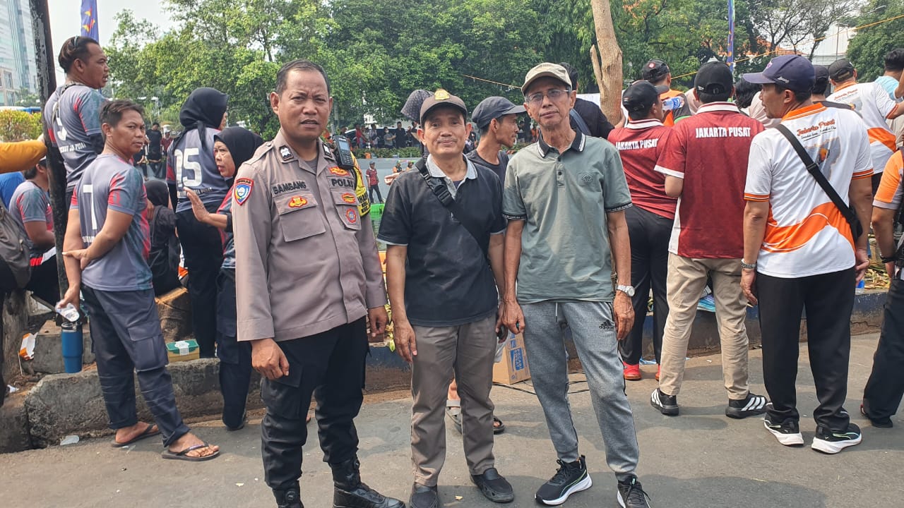 Bhabinkamtibmas Pantau Giat Festival KORMI dan Lomba Dayung di Kali Ciliwung Pasar Baru