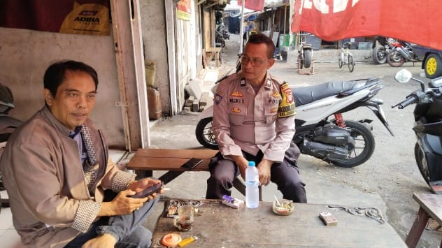 Sambangi Ketua RT, Bhabinkamtibmas Cempaka Putih Timur Perkuat Komunikasi Kamtibmas