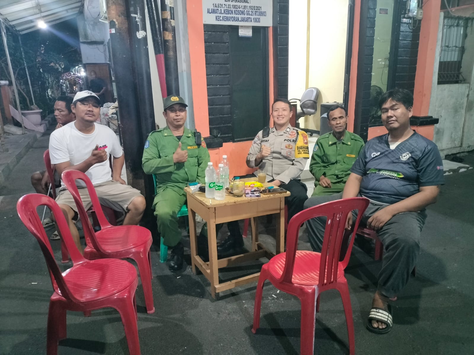 Bhabinkamtibmas Kebon Kosong Monitoring Siskamling hingga Dini Hari, Antisipasi Tawuran dan Curanmor