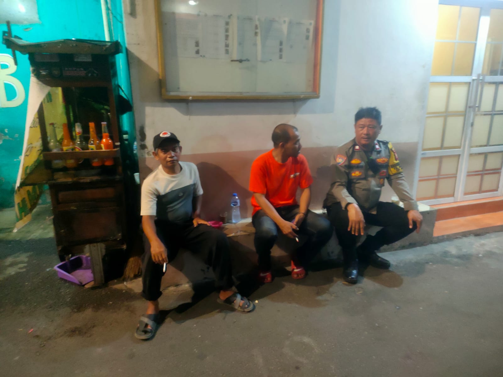 Jelang Tengah Malam, Bhabinkamtibmas Kebon Sirih Perkuat Pengawasan Lingkungan