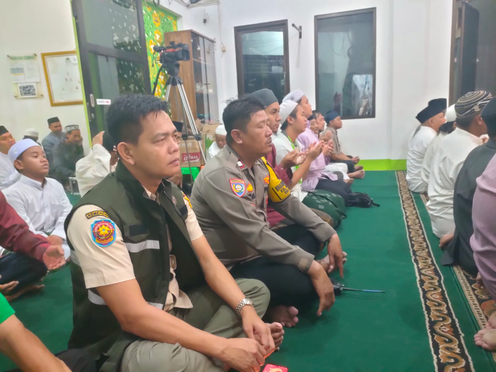 Subuh di Kalipasir, Bhabinkamtibmas dan Warga Bersama Peringati Maulid Nabi Muhammad SAW