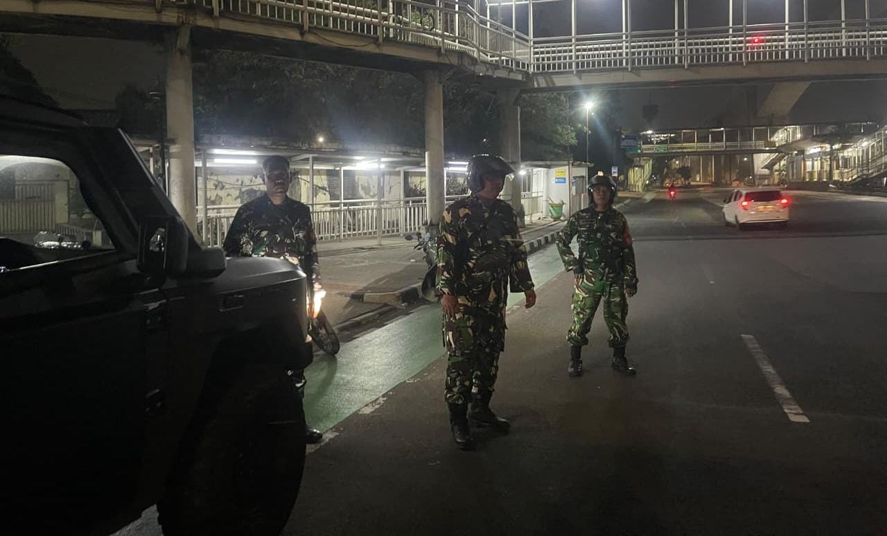 Koramil 02/Matraman Bersama Komduk Gelar Patroli Siskamling, Perkuat Kamtibmas di Wilayah Binaan