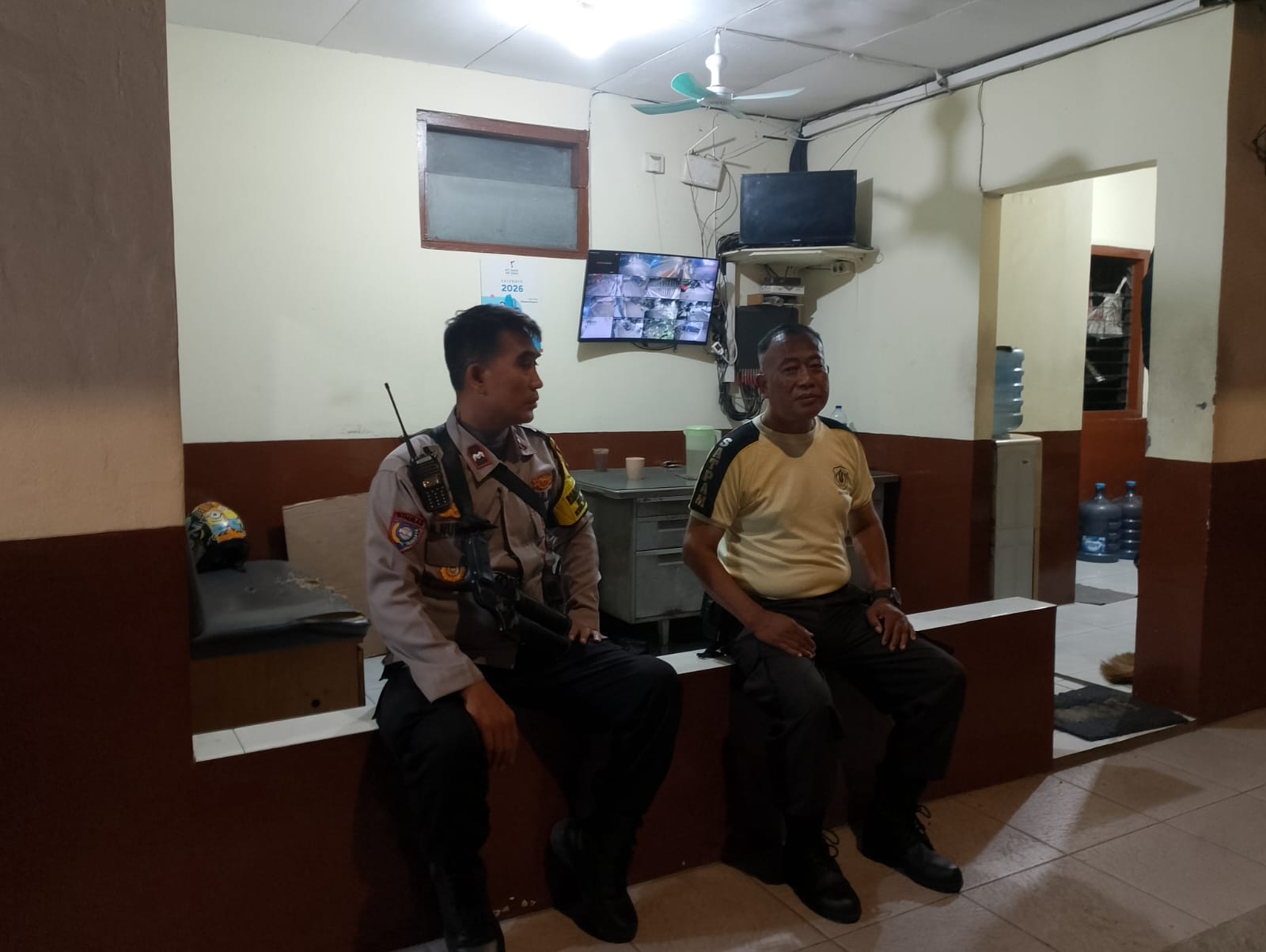 Patroli Dini Hari, Bhabinkamtibmas Kartini Pastikan Lingkungan Aman