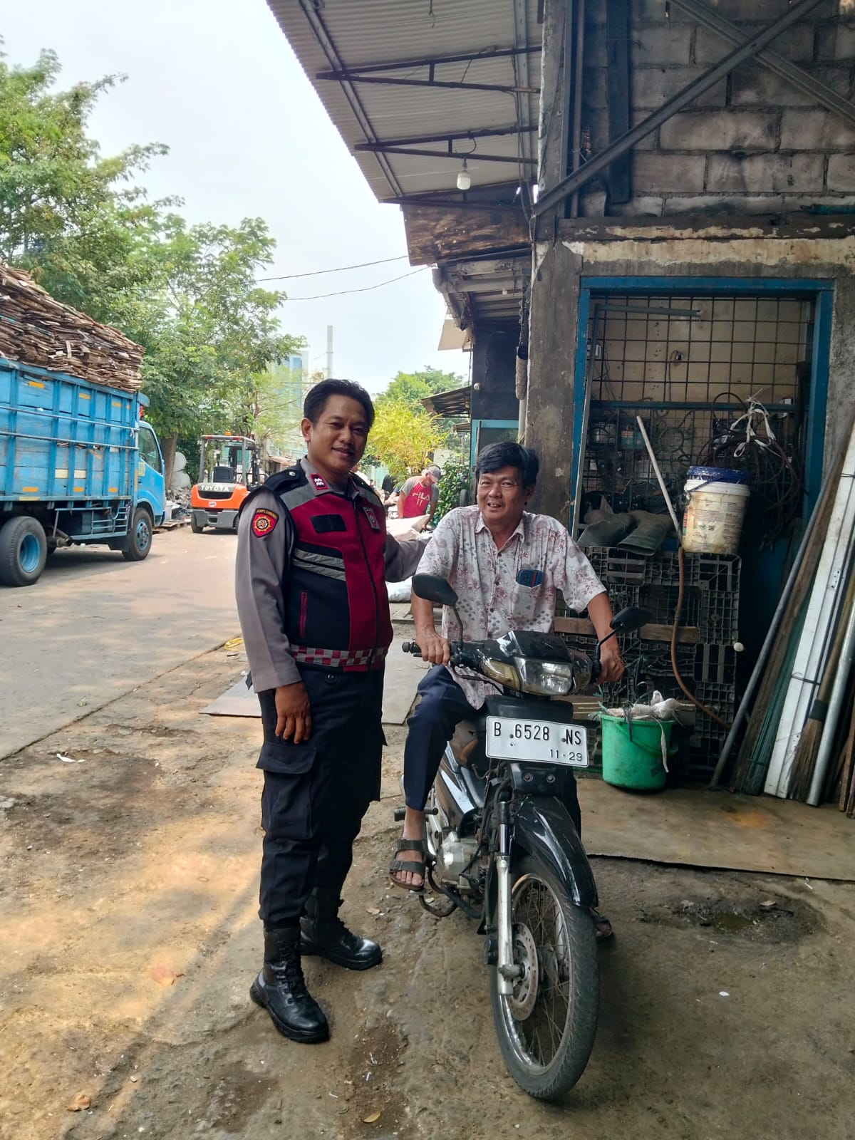Patroli Jalan Kaki, Unit Samapta Polsek Sawah Besar Sambangi Warga Cegah Gangguan Kamtibmas