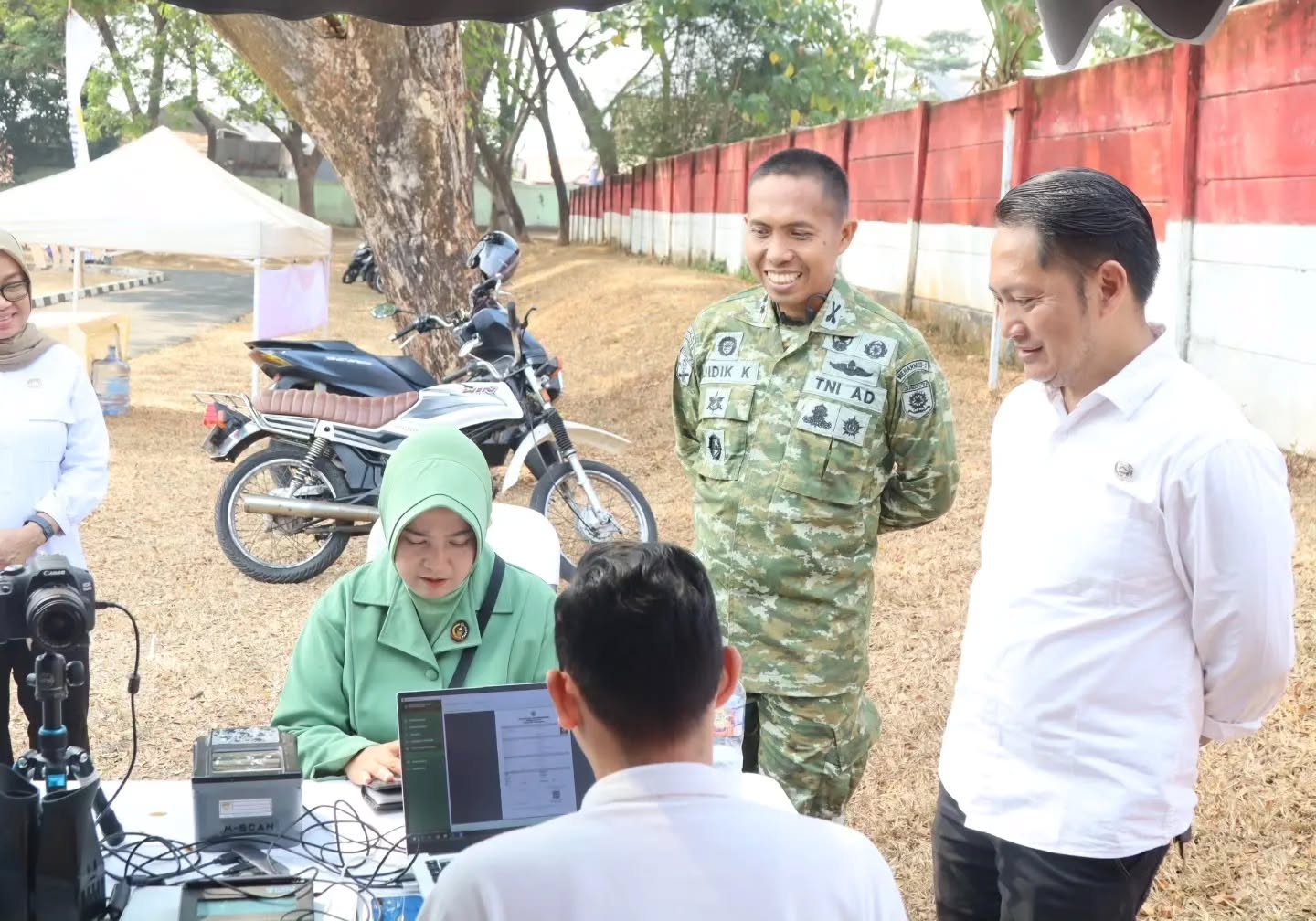 Semarak HUT Ke-81 TNI, Menarmed 1 Kostrad Gelar Bazar Murah untuk Masyarakat