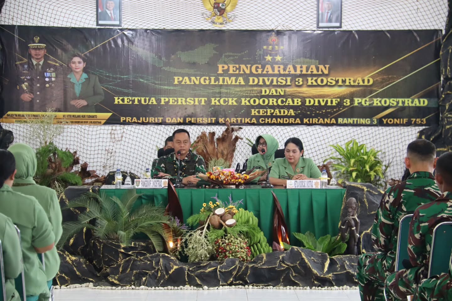 Pangdivif 3 Kostrad Pimpin Tradisi Penerimaan dan Pembaretan Prajurit Yonif 753/AVT