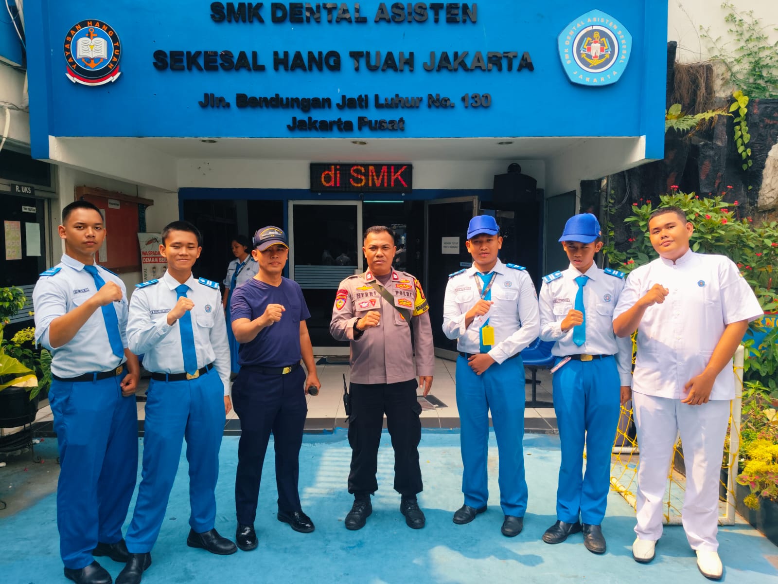 Bhabinkamtibmas Sambangi SMK Dental Asisten Sekesal Hang Tuah, Sampaikan Pesan Kamtibmas kepada Guru dan Pelajar