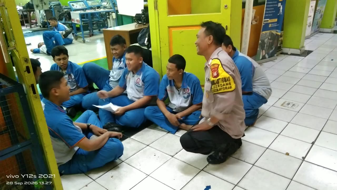 Program Bapak Asuh Polri, Bhabinkamtibmas Serdang Edukasi Pelajar SMKN 54 Cegah Tawuran