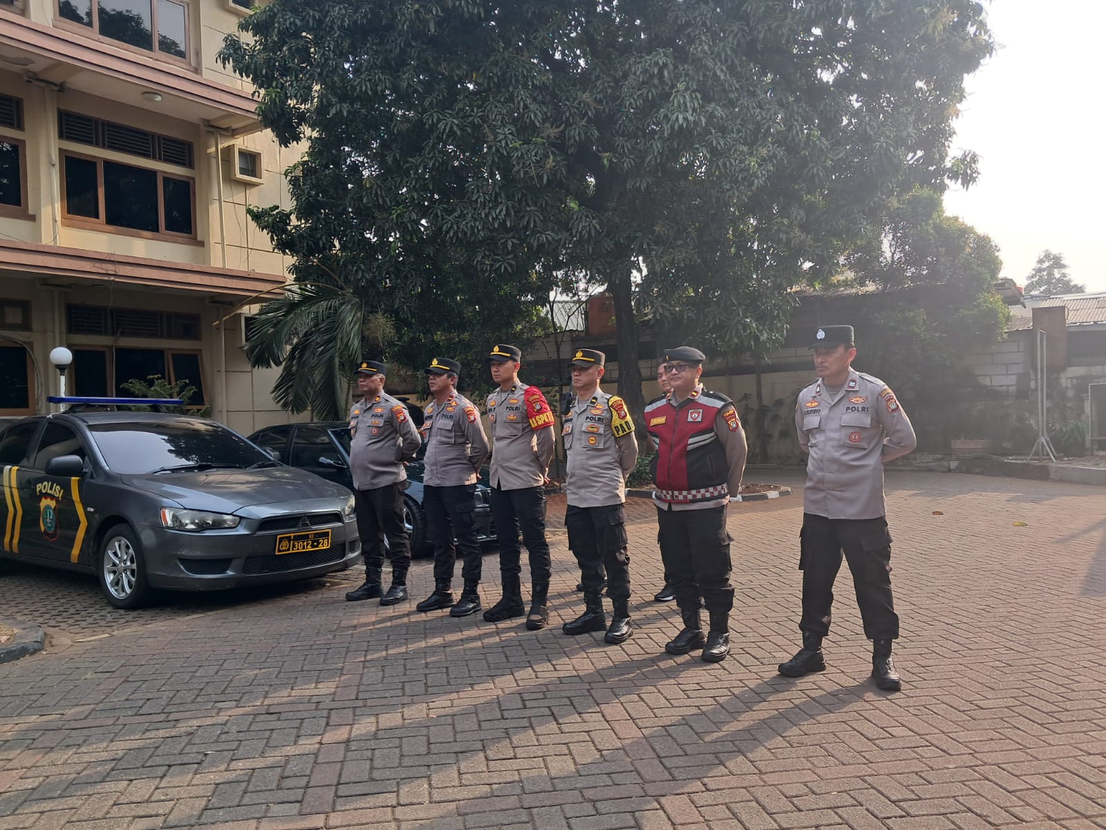 Apel Pagi Jam Pimpinan, Kapolsek Kemayoran Ajak Personel Jadi Polisi yang Hadir dengan Hati untuk Masyarakat