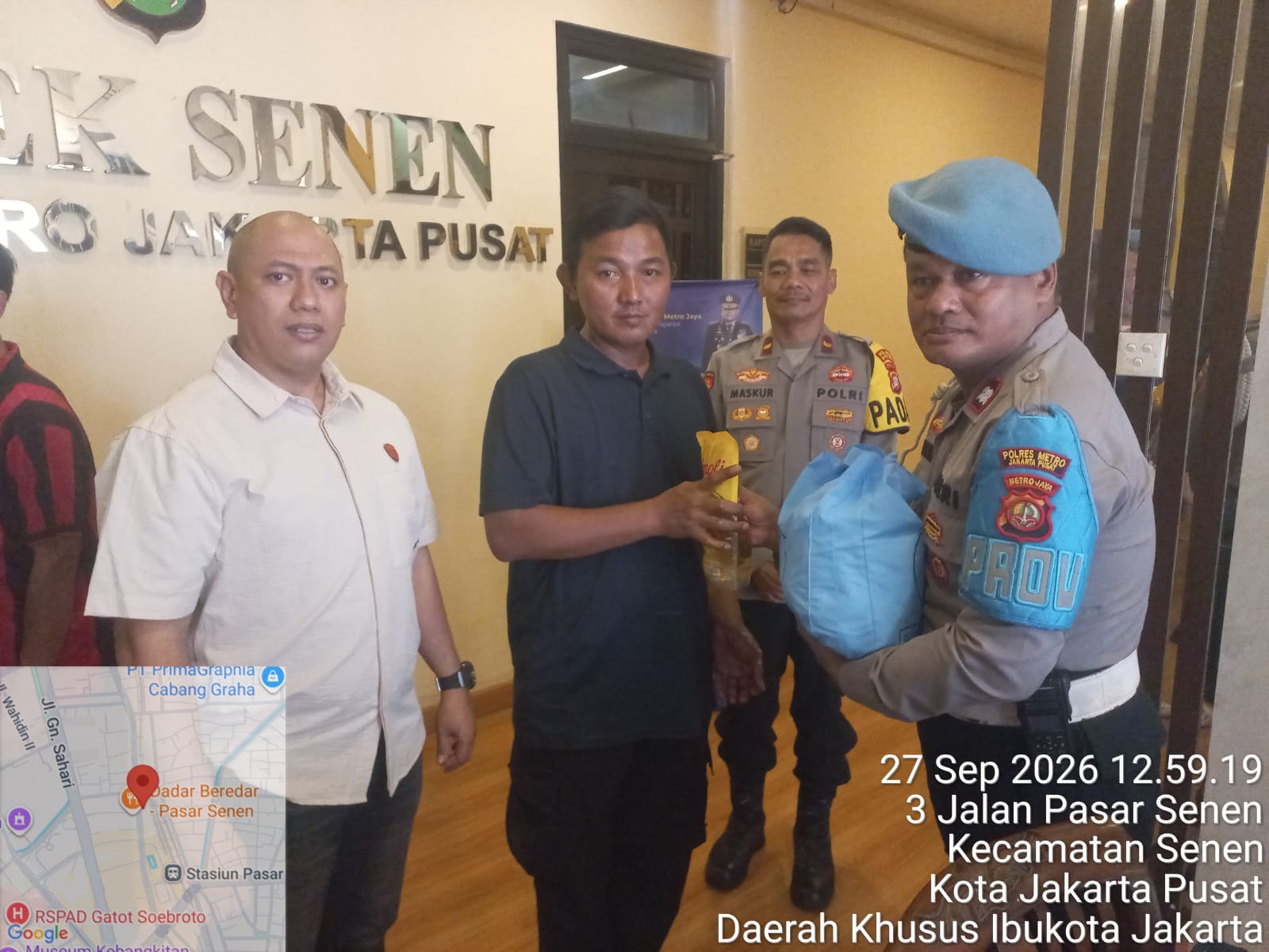Propam Polri Bagikan Sembako ke Warga Senen dalam Rangka HUT ke-24