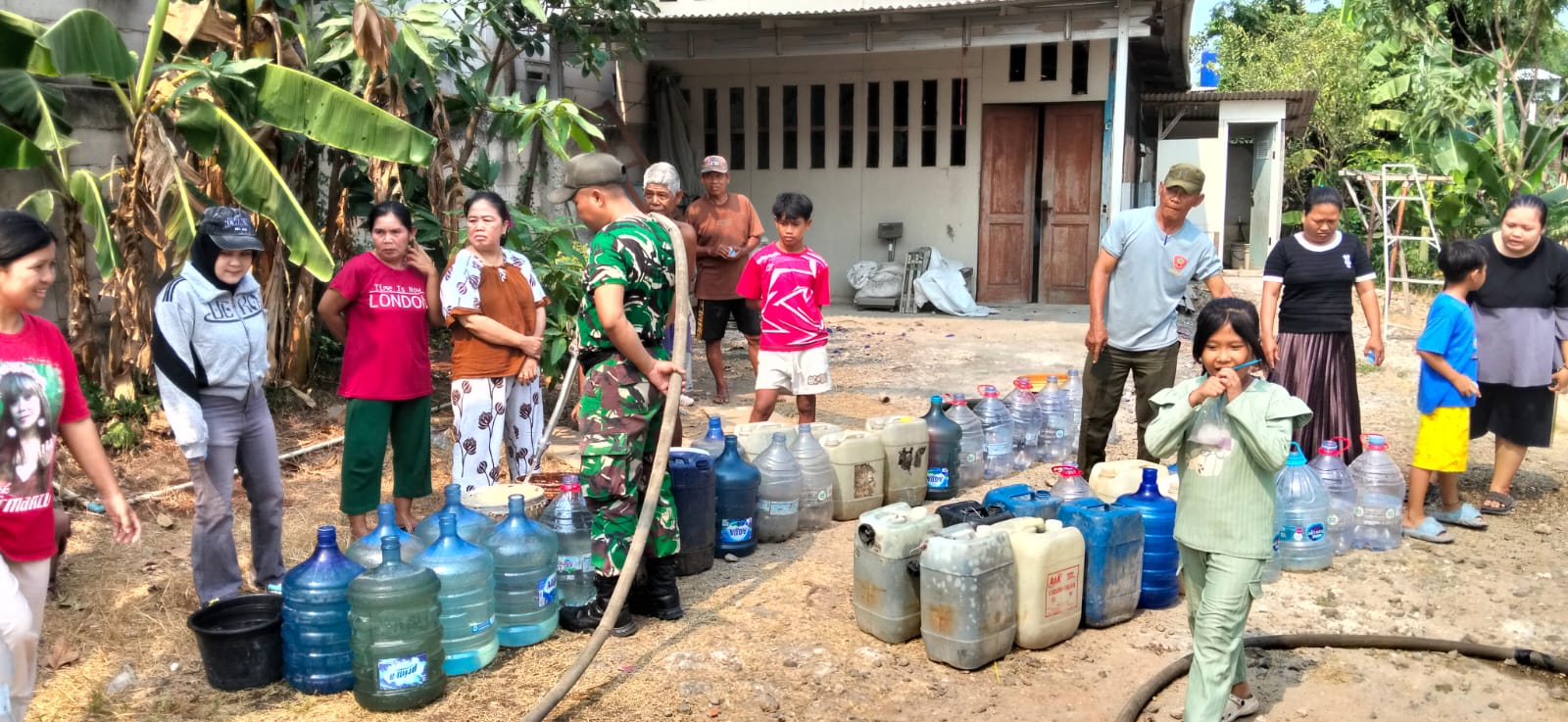 Antisipasi Dampak Kemarau Panjang, Koramil 01/Teluknaga Salurkan Bantuan Air Bersih kepada Warga