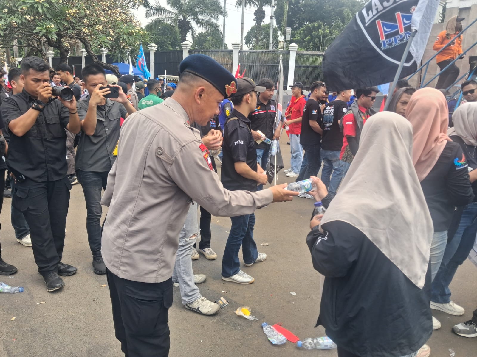 Polres Metro Jakarta Pusat Kedepankan Pendekatan Humanis kepada Massa Aksi di Senayan