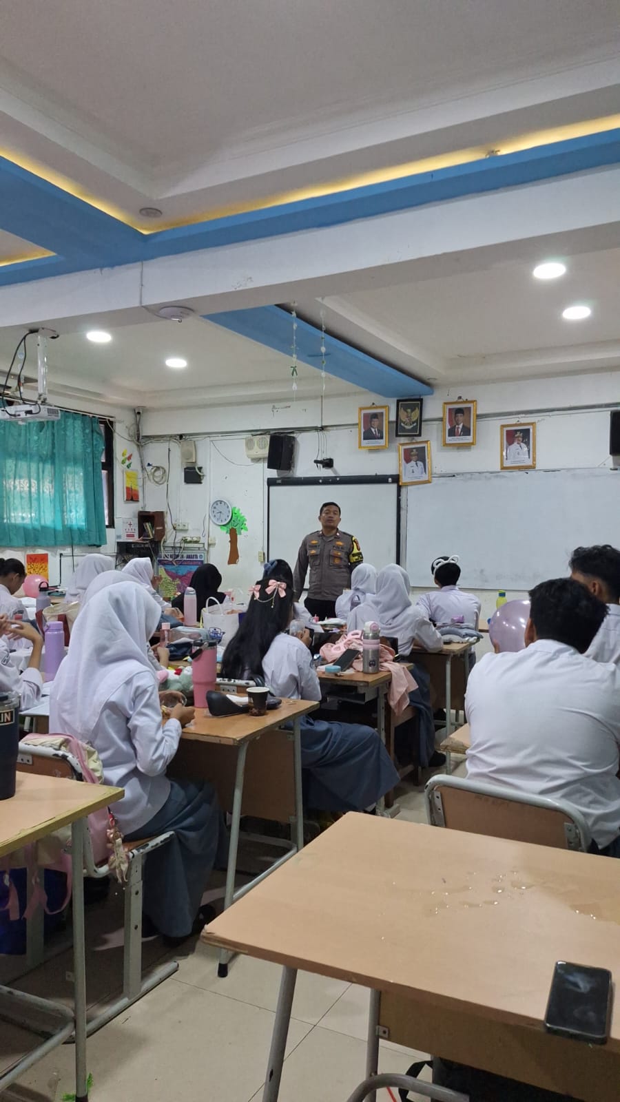 Bhabinkamtibmas Sambangi SMA Negeri 24 Jakarta, Imbau Pelajar Bijak Menyikapi Ajakan Aksi Unjuk Rasa