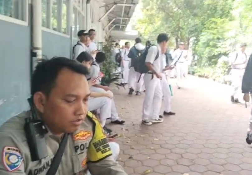 Potret Kedekatan Pelajar dengan Bapak Asuh Di Sekolah” Polisi Kawal Kepulangan Siswa SMK Strada Guna Cegah Tawuran