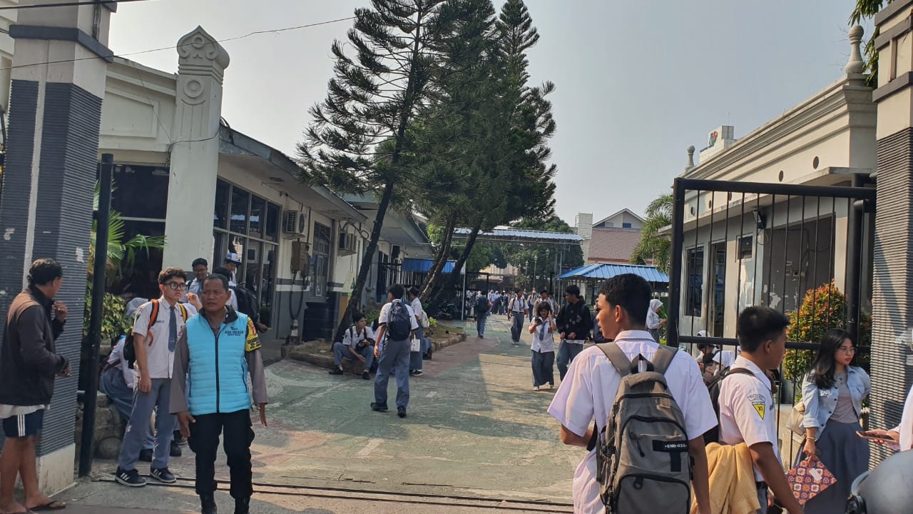 Polisi Pendamping Pelajar di SMK N 1 Jakarta” Bapak Asuh Hadir Dan Akrab Saat Pelajar Pulang Sekolah