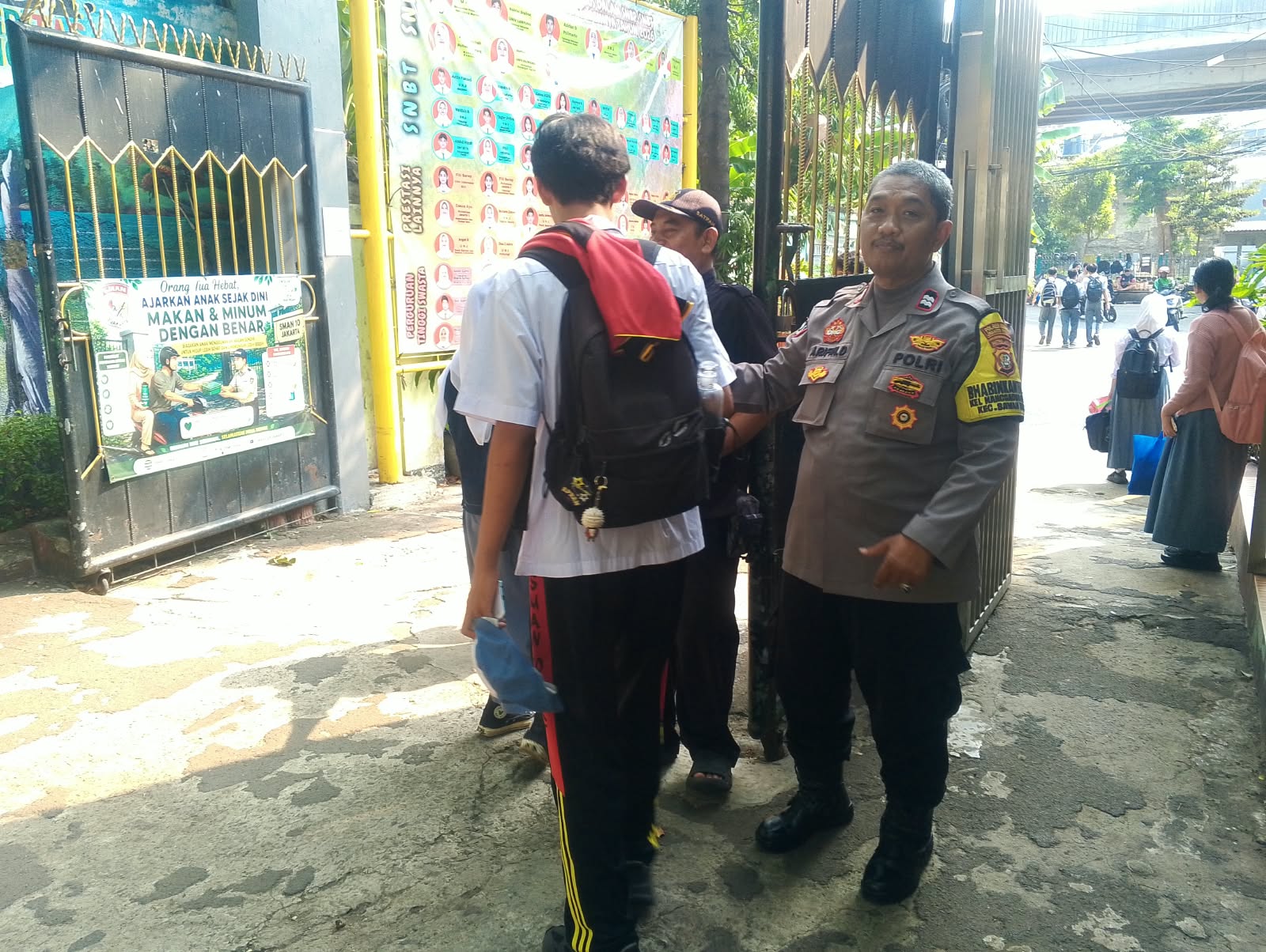 Polisi Pendamping Pelajar Perkuat Cegah Tawuran, Polsek Sawah Besar Dampingi Bubaran Siswa SMA N 10