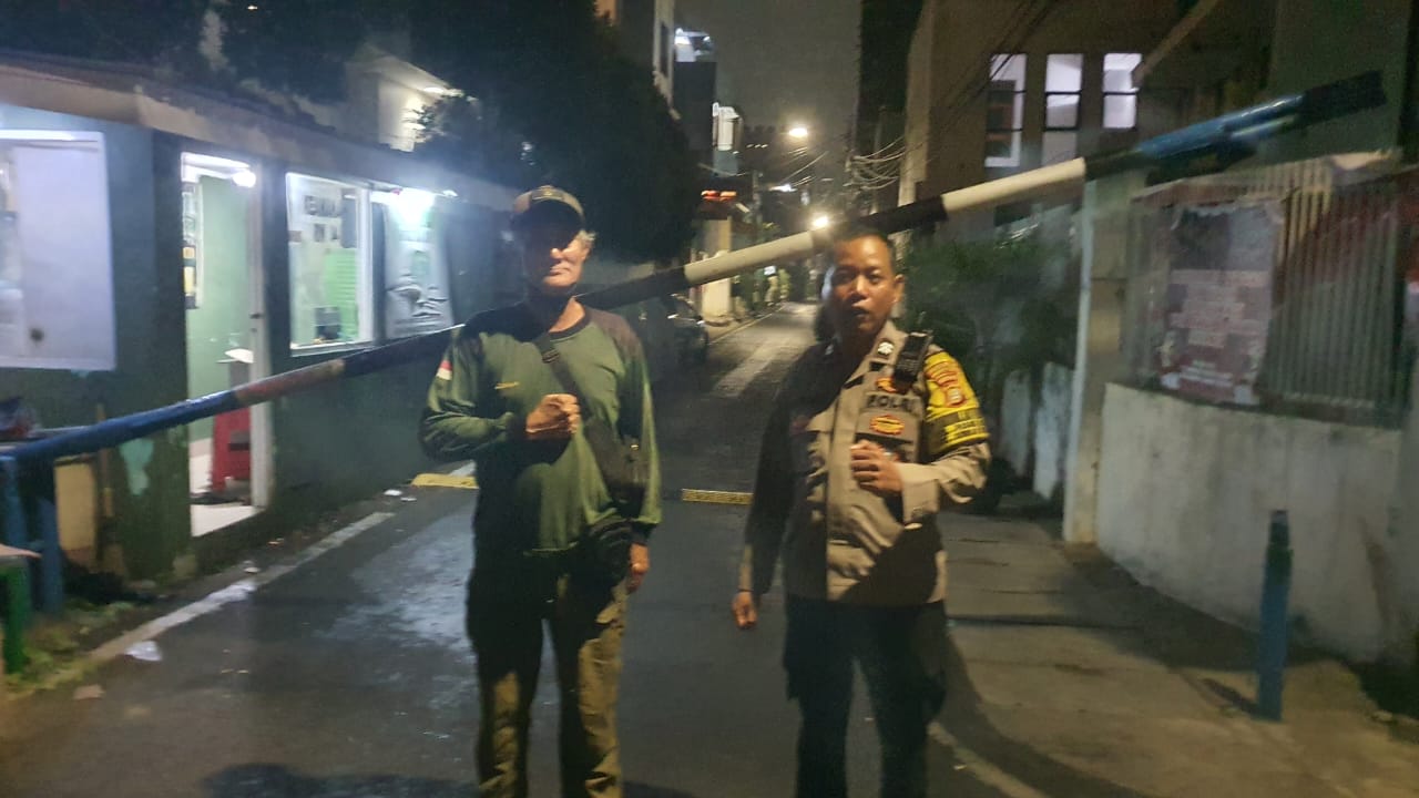 Tengah Malam Sambangi Satkamling, Bhabinkamtibmas Pasar Baru” Pastikan Sistem Portalisasi Berjalan
