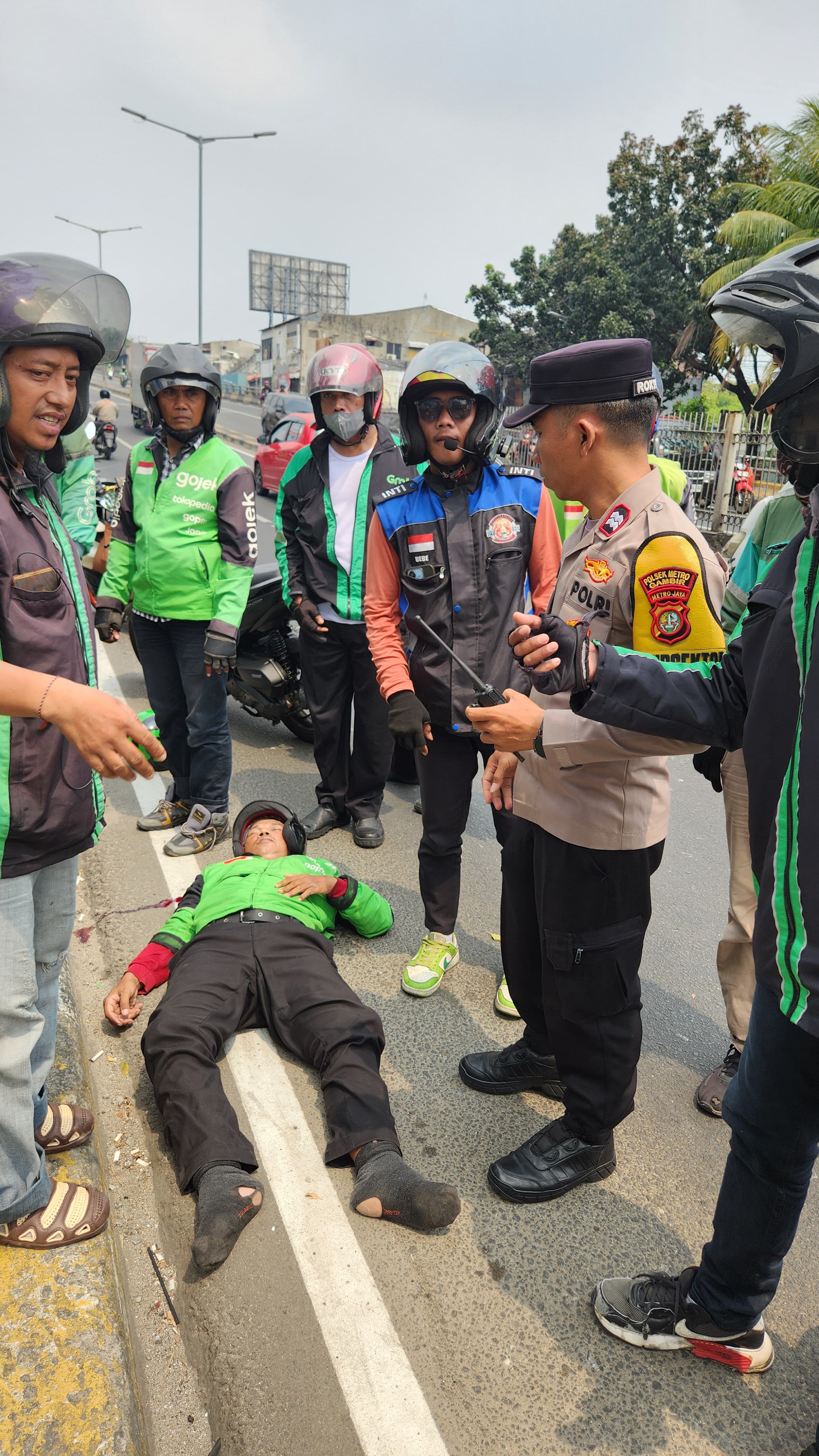 Polisi Gerak Cepat Tangani Laka Lantas Tunggal di Tanjakan Fly Over Roxy Mas Jalan Kh Hasyim Ashari Cideng Gambir Jakarta Pusat