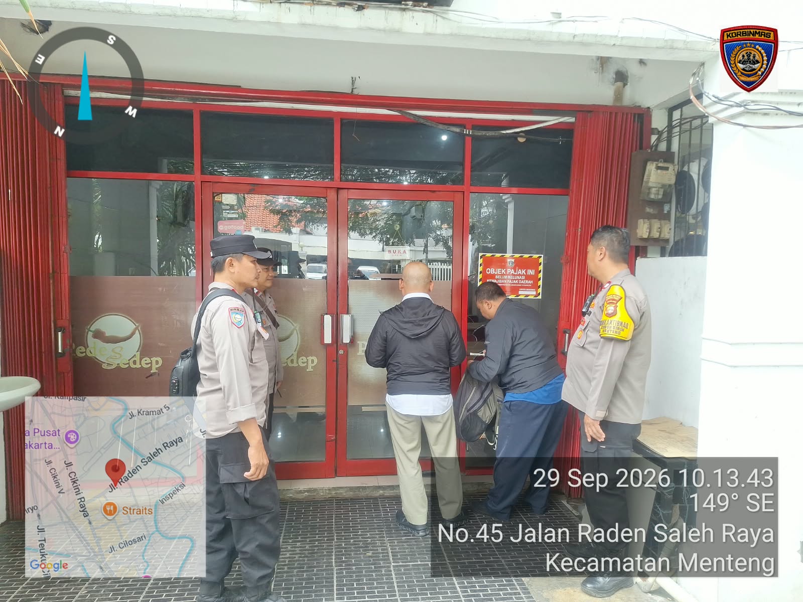 Polisi Dampingi Penempelan Stiker Penunggakan Pajak di Sejumlah Titik Menteng