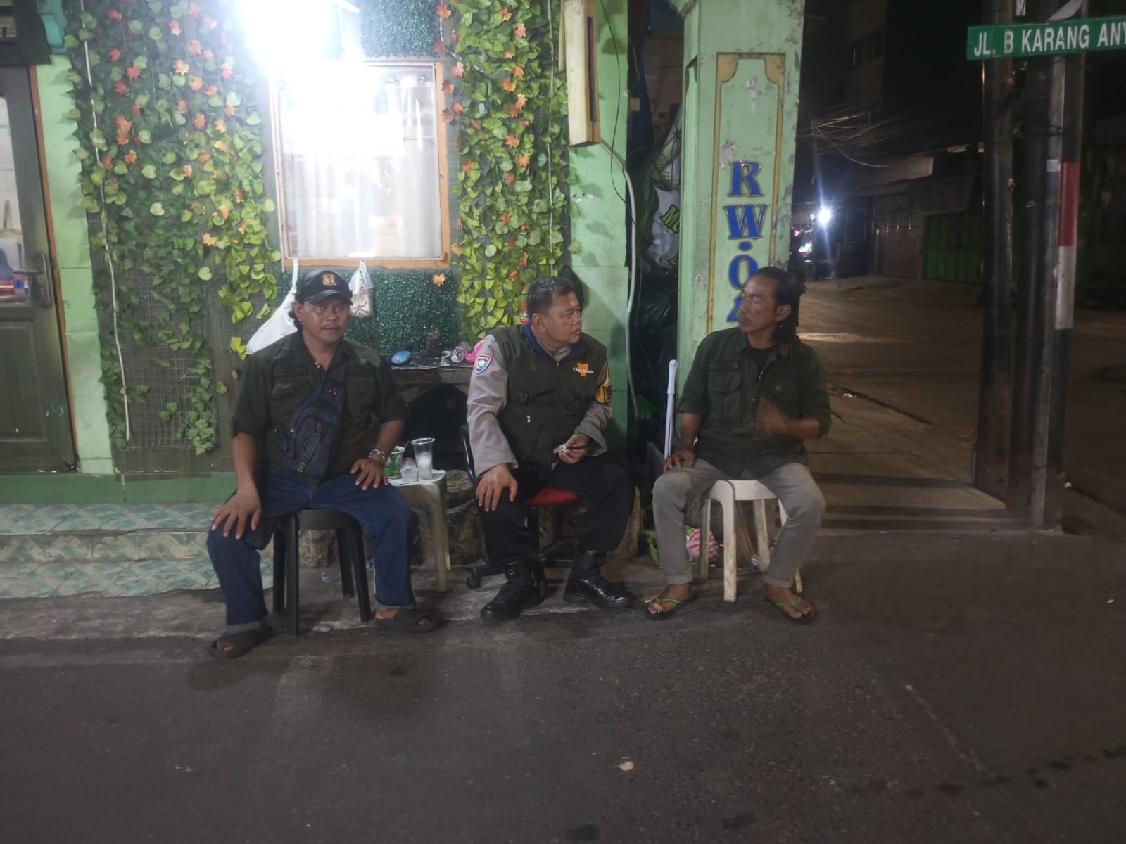 Bhabinkamtibmas Karang Anyar Sambangi Satkamling, Perkuat Pencegahan Gangguan Kamtibmas
