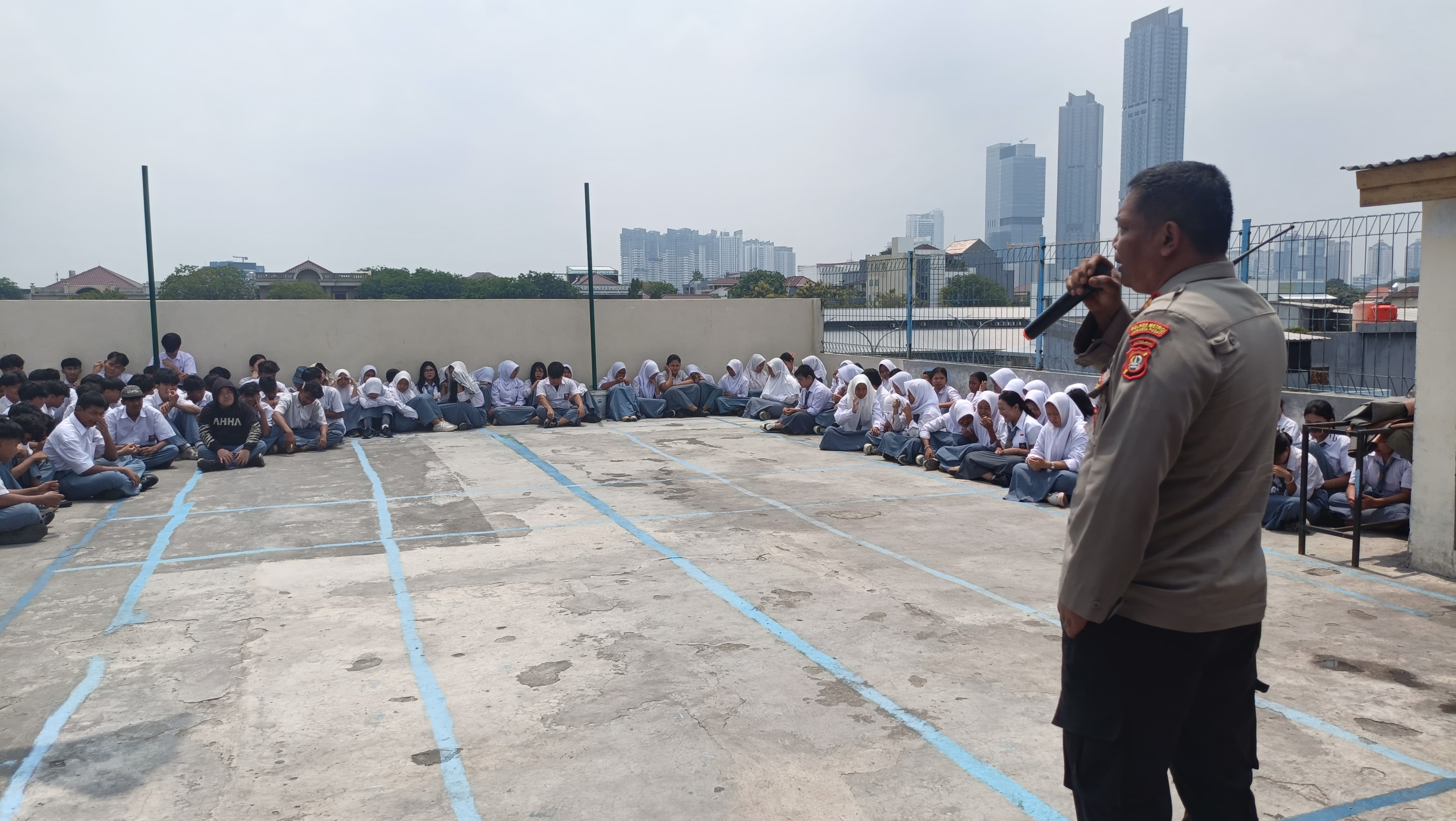 Polisi Jadi Bapak Asuh, Siswa SMA Triwibawa Diajak Jaga Sekolah