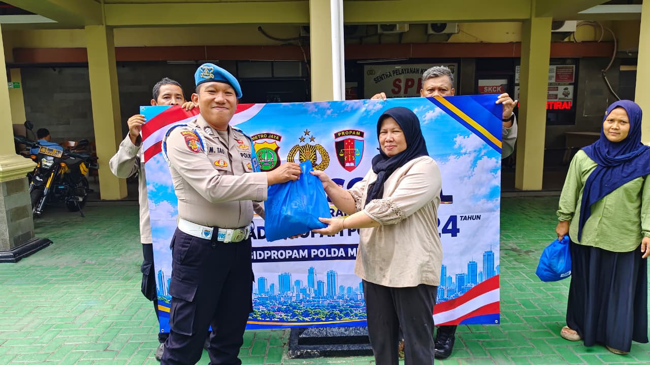 Bhakti Sosial Propam Polri Berbagi, Warga Sekitar Polsek Sawah Besar Terima Sembako