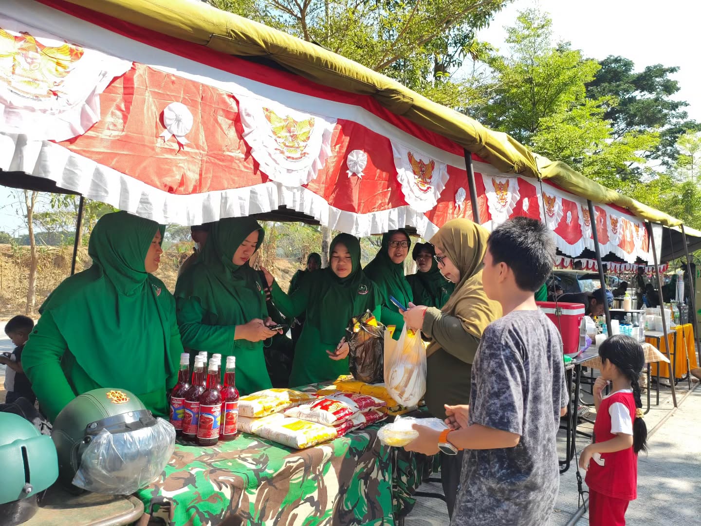 Semarak HUT ke-81 TNI, Yonarmed 6 Kostrad Gelar Bazar Sembako Murah