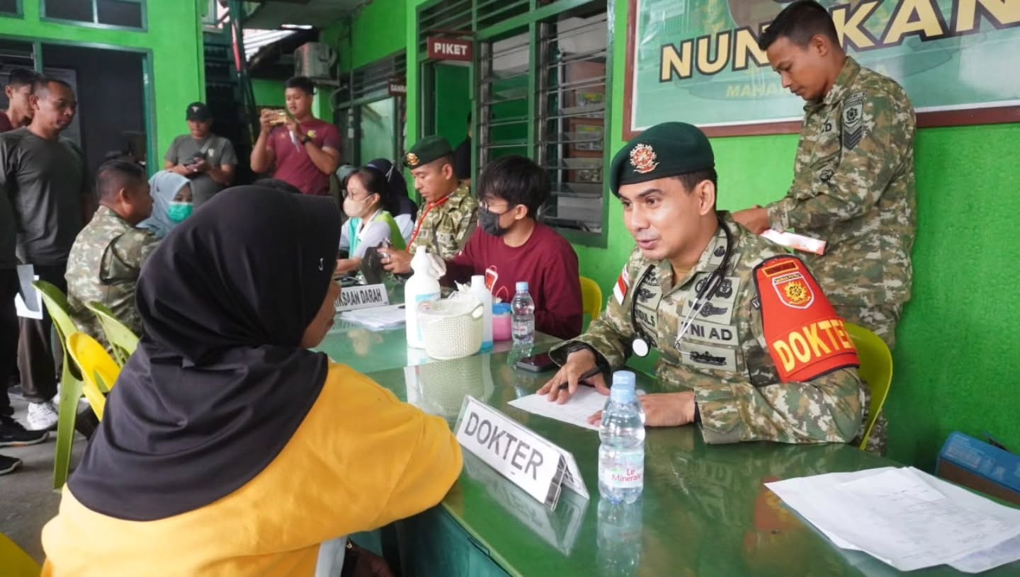 Semangat HUT ke-81 TNI, Satgas Pamtas Yonkav 8 Kostrad Hadir Berikan Pelayanan Kesehatan bagi Masyarakat Perbatasan