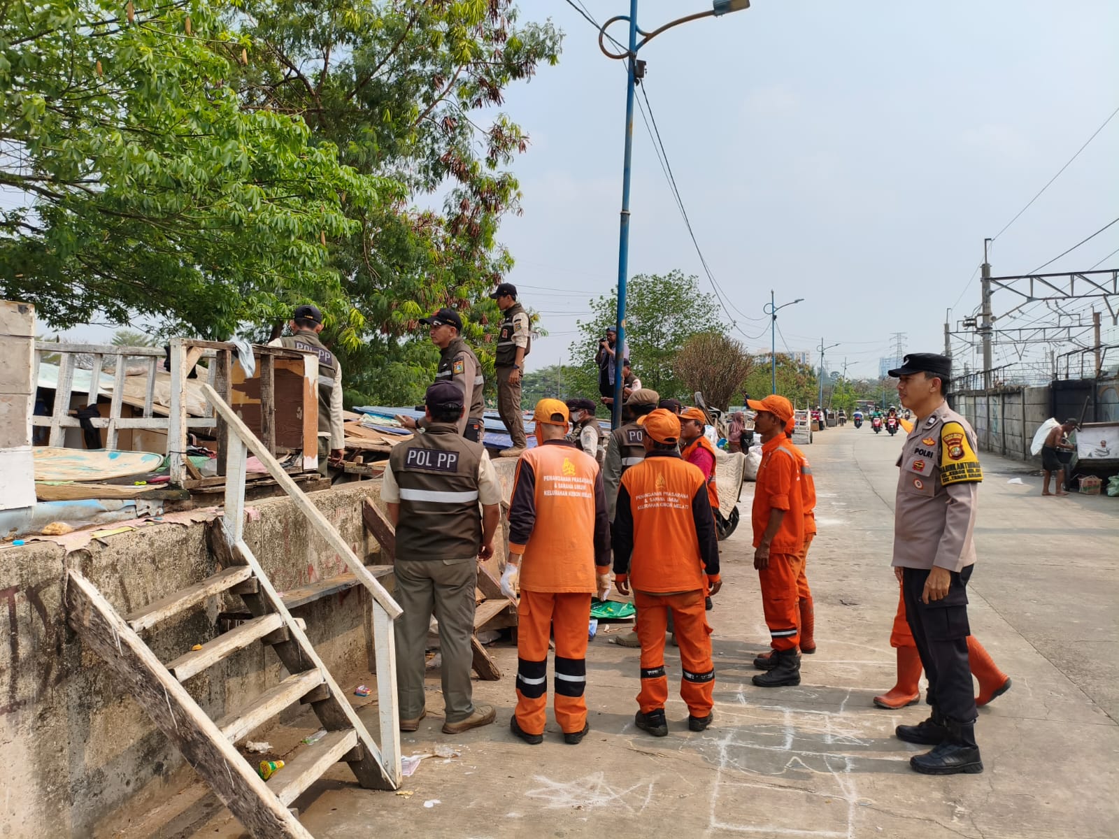 Bhabinkamtibmas Bersama Tiga Pilar Kebon Melati dan Pemkot Jakpus, Penertiban Bangunan Liar di Sepanjang KBB Berlangsung Kondusif