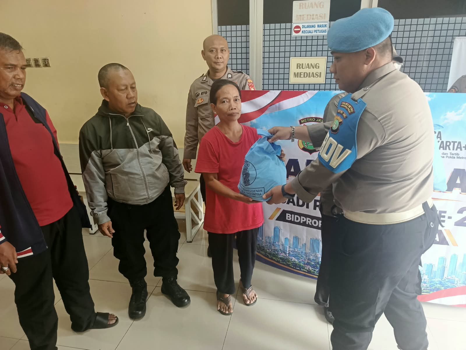 Polsek Metro Tanah Abang Gelar Bakti Sosial Peringati Hari Jadi Propam Polri ke-24, Salurkan Paket Sembako kepada Masyarakat