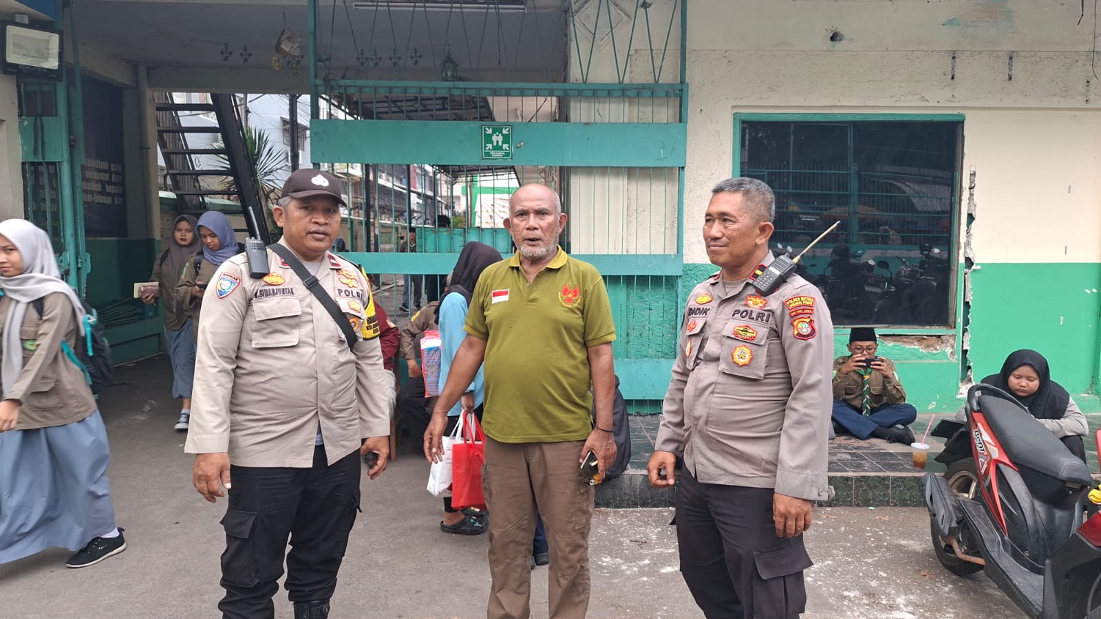 Jaga Sekolah dan Bapak Asuh Polri, Polsek Kemayoran Dampingi Pelajar Pulang dengan Aman